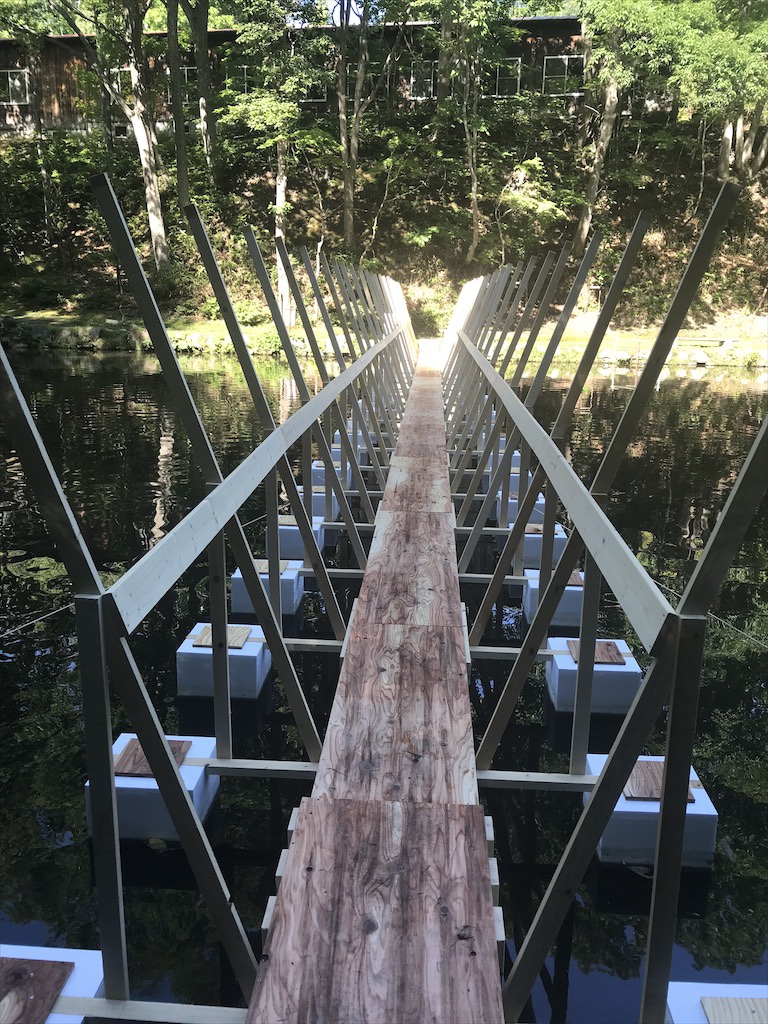 紅櫻アウトドアガーデン池の橋２
