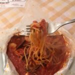 札幌B級グルメ；パスタ・カルタ・パコ（Pasta Carta Pacco）で紙包みスパゲティランチを食べました。札幌サラリーマンランチ、サラメシ