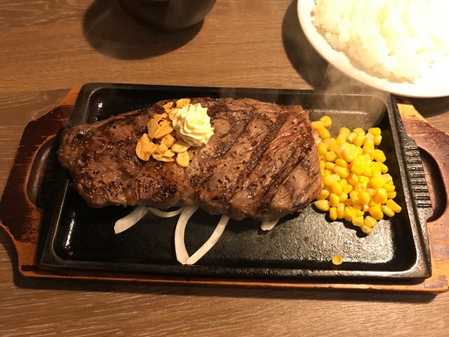 炭焼ステーキ BEEF IMPACT -ビーフインパクト-で５円/ｇと７円/ｇステーキを食べ比べる