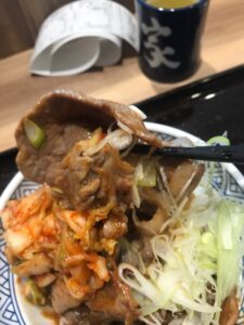 大判豚肩ロース丼旨辛キムチ_アップ３