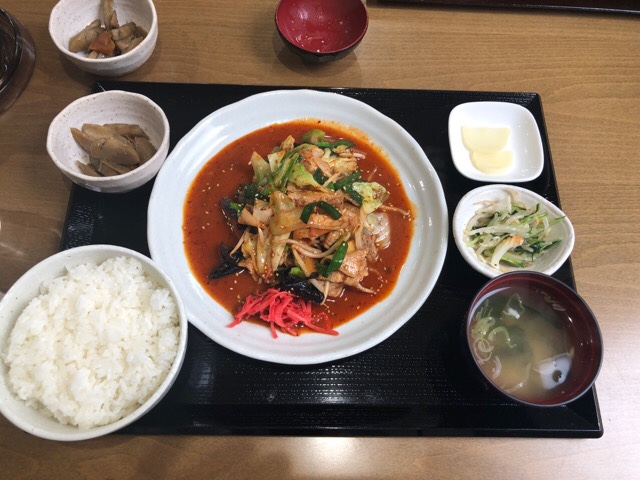 新琴似「角ちゃん」で豚キムチいためを食べる、札幌B級グルメ、サラリーマンランチ、サラメシ