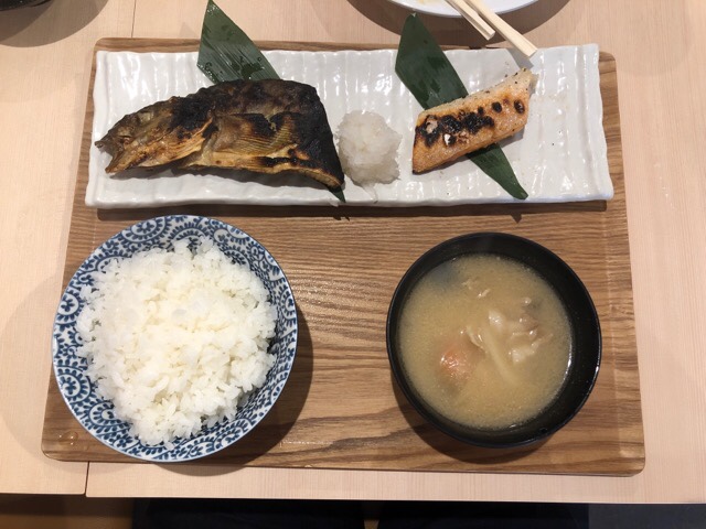 お魚食堂；札幌伏古でB定食（サーモンハラス・ホッケ）を食べる、札幌B級グルメ、サラリーマンランチ、サラメシ