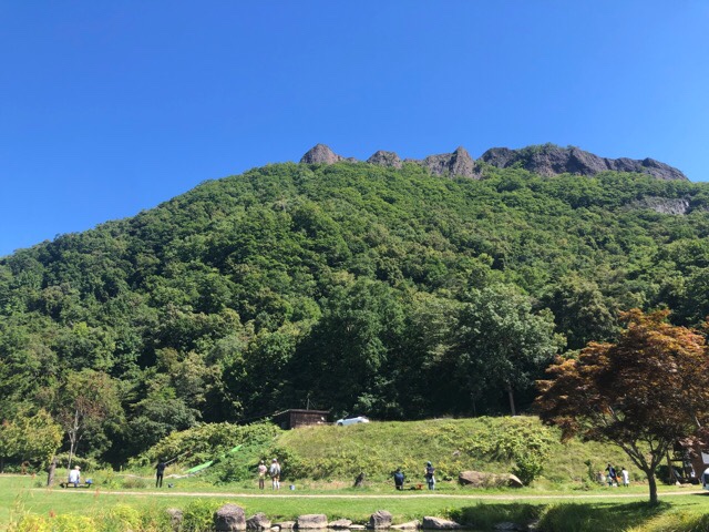 札幌_八剣山果樹園から八剣山を望む