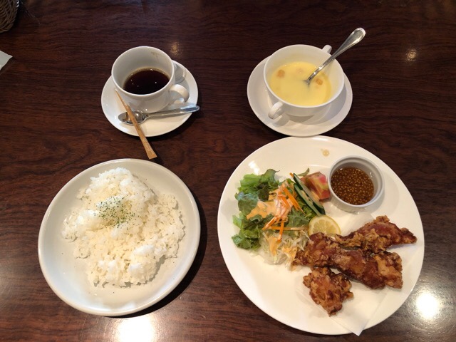 ジャスマックプラザのカフェ　ビーパストでランチを食べるサラリーマンランチ、サラメシ  札幌B級グルメ