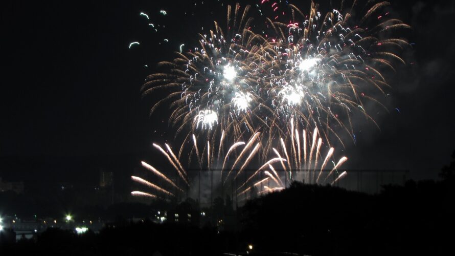 真駒内花火大会（2023年）は我家の屋根からこんなに見えます。