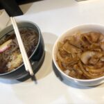「立ち食いそば 豆福」で豚バラ焼肉丼かけそばセット（600円）を食べる