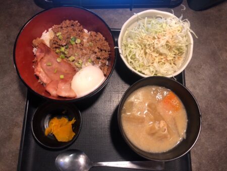 札幌の八重洲居酒場商店の肉味噌ベーコン丼