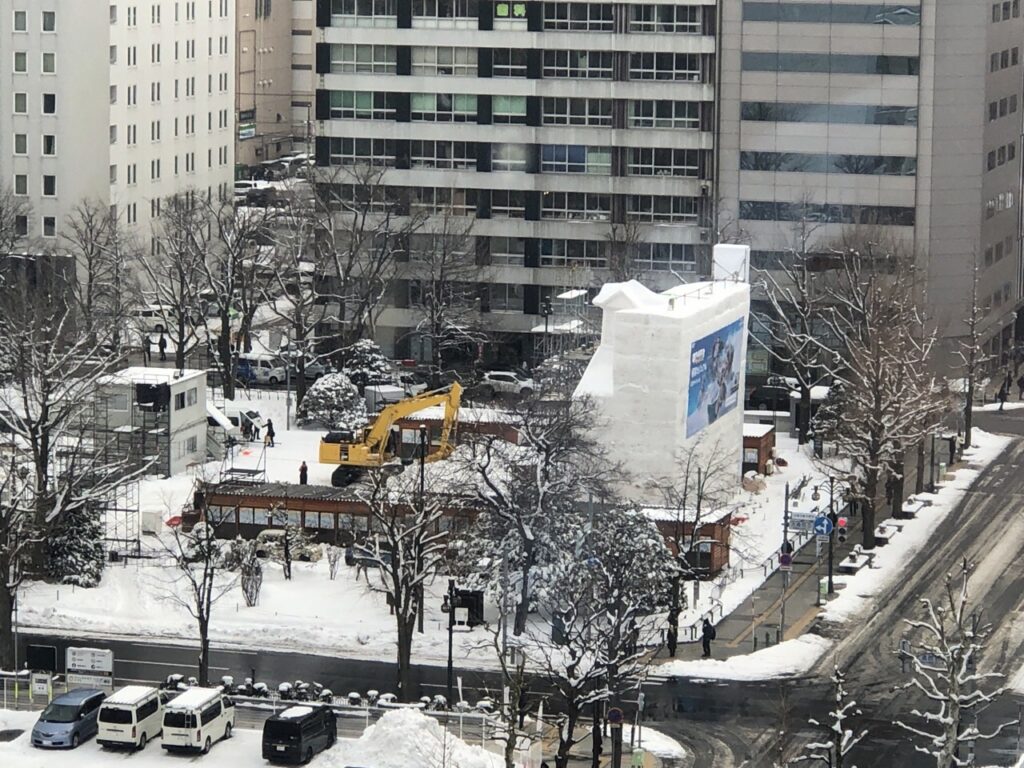 20250130__さっぽ雪まつり大通り西5丁目の雪像つくり_上から2