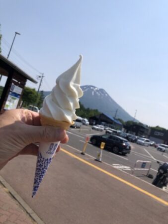 道の駅「ニセコビュープラザ」でソフトクリーム