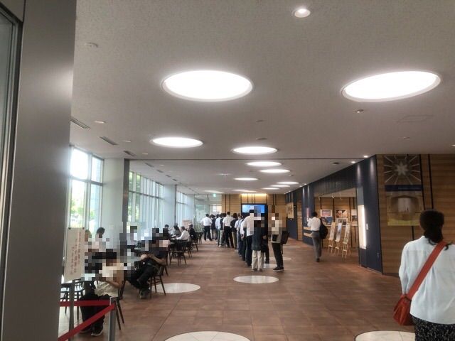 混雑する北海道議会食堂の列