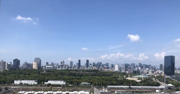 大阪城公園を望む