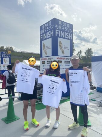 お友達とゴールを祝う