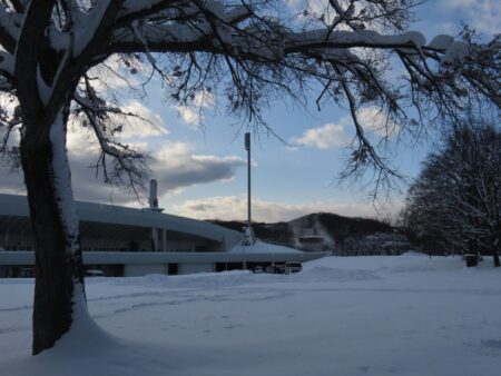 湯気を上げる真駒内セキスイハイムスタジアム