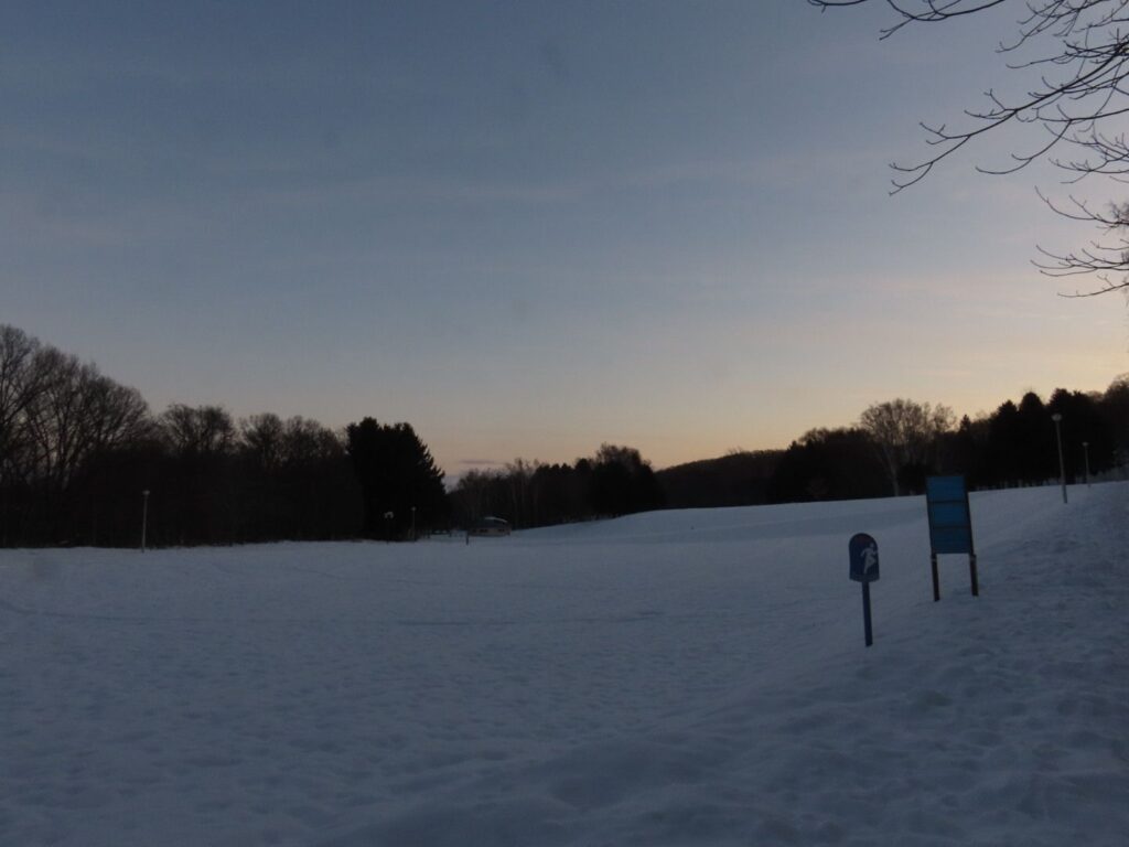 真駒内公園、朝日を待つ風景