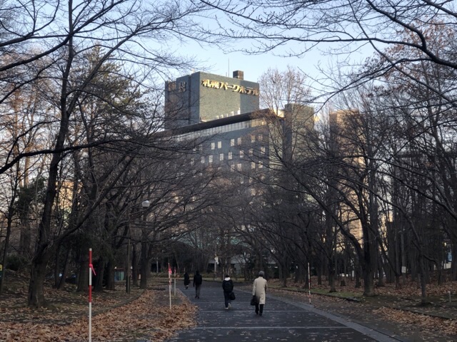 中島公園から札幌パークホテル