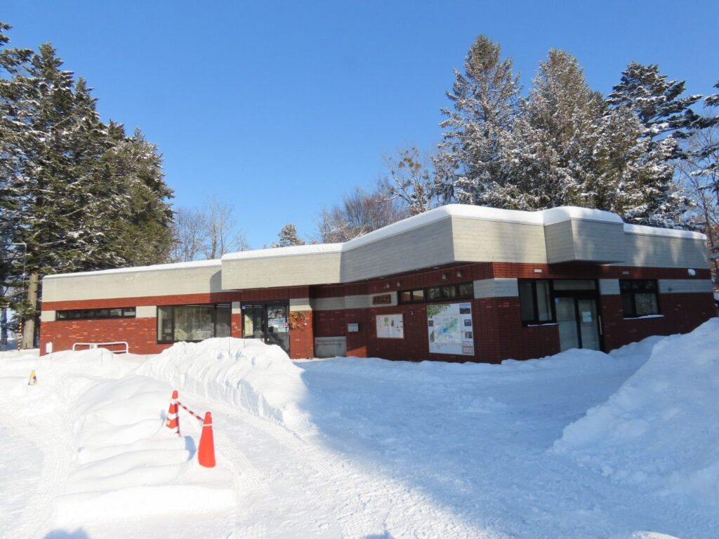雪の中の西岡公園の管理事務所