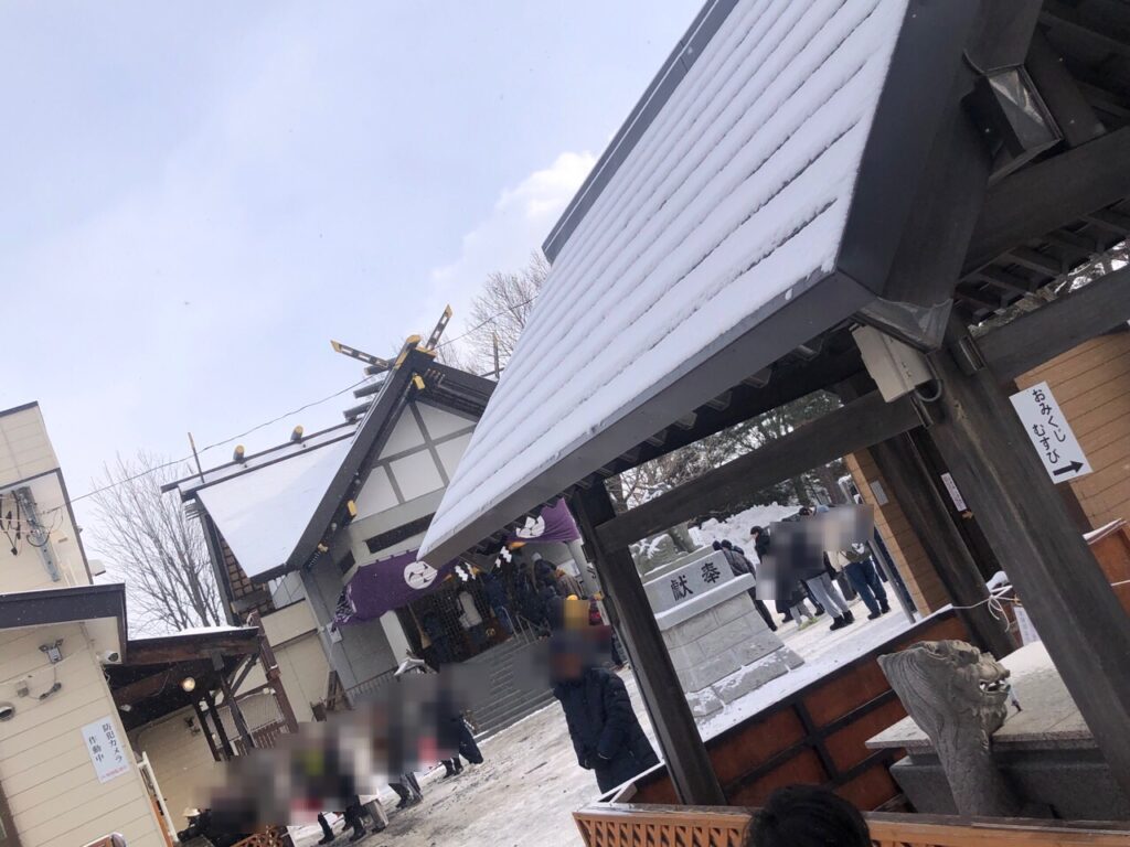 手水舎越の西岡八幡宮の社殿に参拝に並ぶ人の列