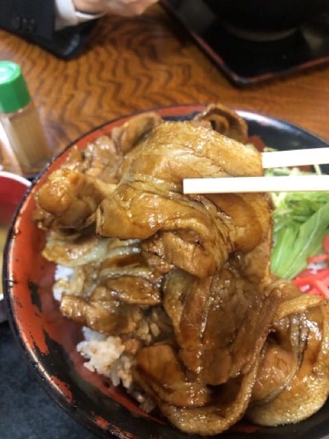 相撲茶屋恵大苑の豚丼単品の肉を一切れ箸で持ち上げる