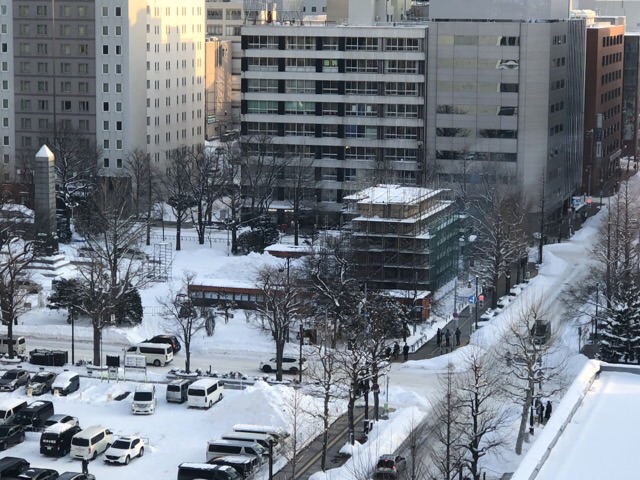 足場の枠に雪を詰め終わったさっぽろ雪まつり札幌大通会場5丁目道新、クレーン車もいなくなる