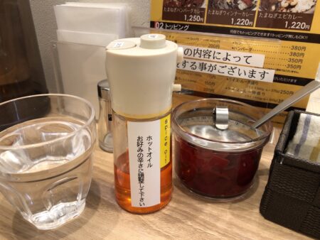 カレーのちから札幌アピア店のテーブルにあるホットオイルの瓶