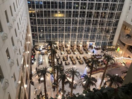 ガトーキングダムサッポロのレストランを上から見る