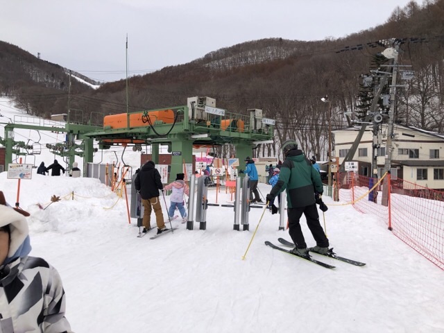 札幌藻岩山スキー場の第一ペアリフトB線に乗ろうとしている人々