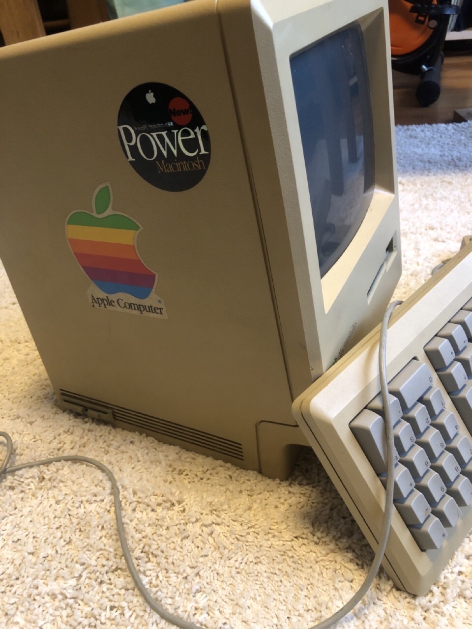 Macintosh Plush本体の虹路のアップルマークのロゴのシールとPowerPCのシール