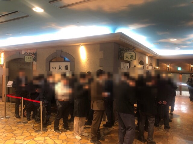 札幌の大番テレビ塔本店の順番待ちの行列