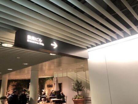 札幌の霧の下の入っているビルの地下入口、天井から看板が下がっている