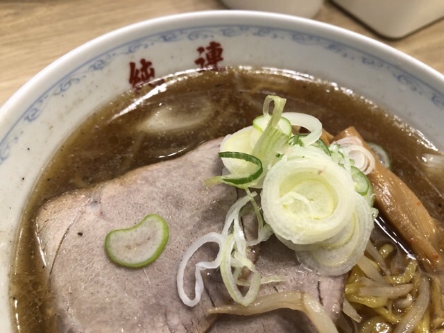 さっぽろ純連 札幌店の塩ラーメンのチャーシューを中心にしたアップ写真