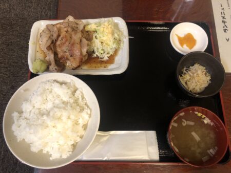 札幌のダイニング 宵乃月のビルのブタテリ定食