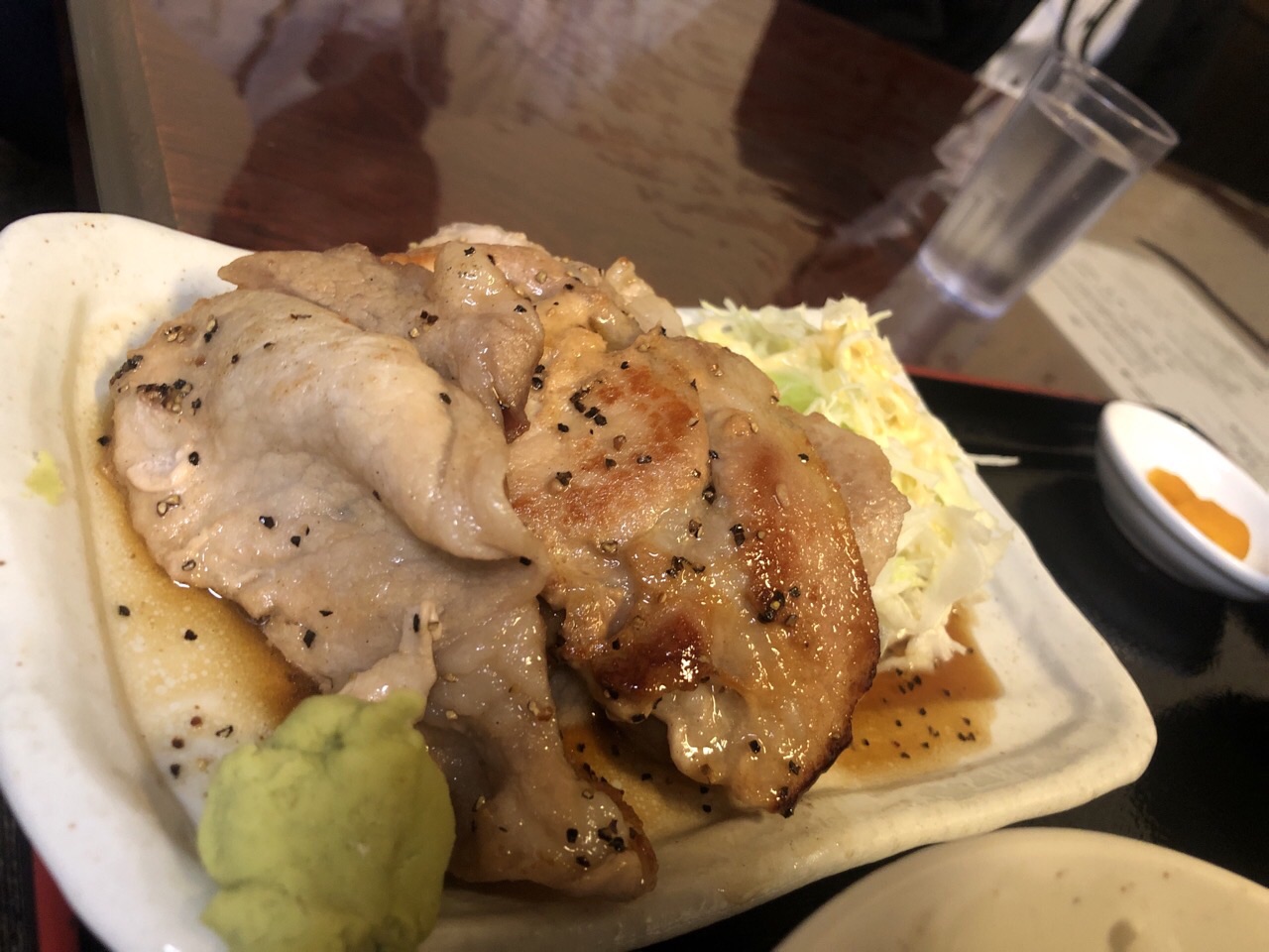 札幌のダイニング 宵乃月のビルのブタテリ定食のブタテリの肉のアップ