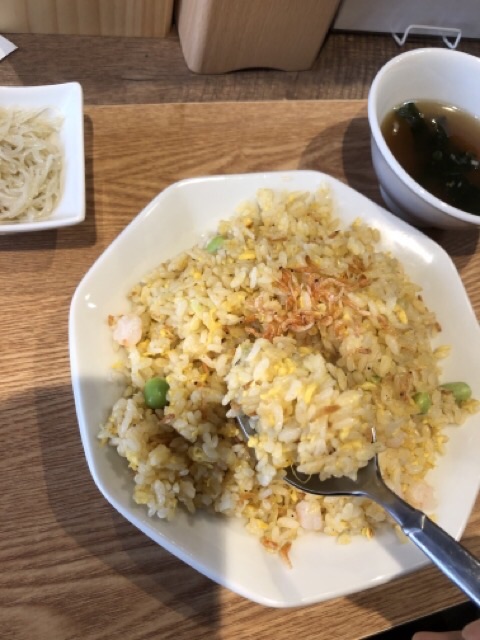 札幌の町中華ならんはの小エビ炒飯セットのチャーハンをスプーンで持ち上げる