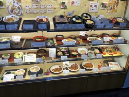 札幌市役所本庁舎食堂の食品サンプルケース