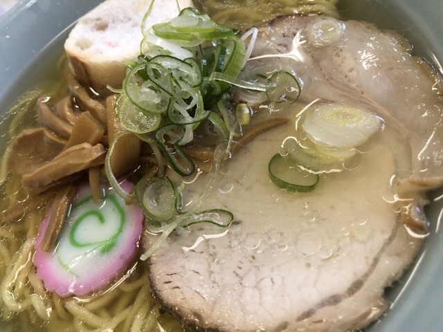 札幌の西岡のお食事の店まつやの塩ラーメンアップ、刻みネギとチャーシューとナルト麩
