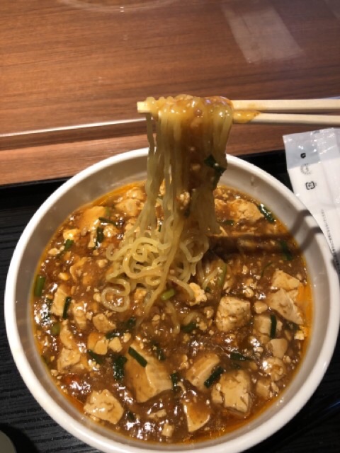 布袋赤れんがテラス店_マーボーメンの麺を箸で持ちあける