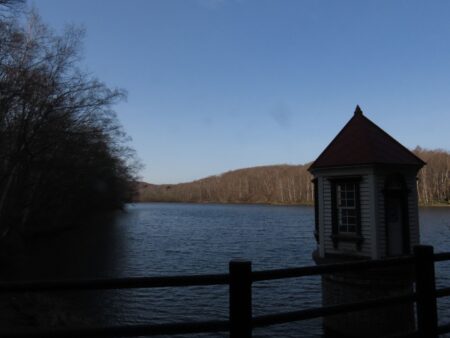 西岡公園の取水塔を望む貯水池の風景