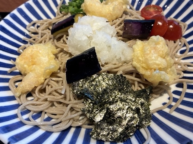 札幌の蕎麦 HIKARIの海老天おろしと鶏めしのアップ
