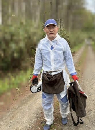 カッパがボロボロになったタケノコ採りの姿