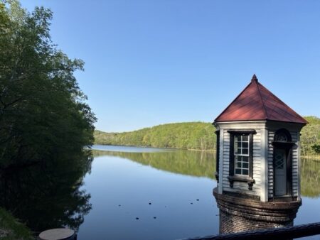 西岡公園の取水塔を見る貯水池の風景
