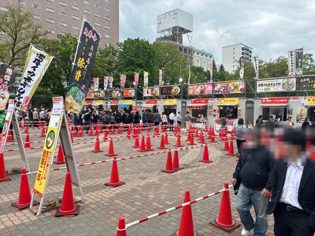 札幌ラーメンショー2026の出店舗の前の行列の様子