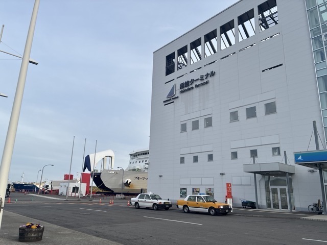 函館の青函フェリーターミナルビルの向こうにフェリー