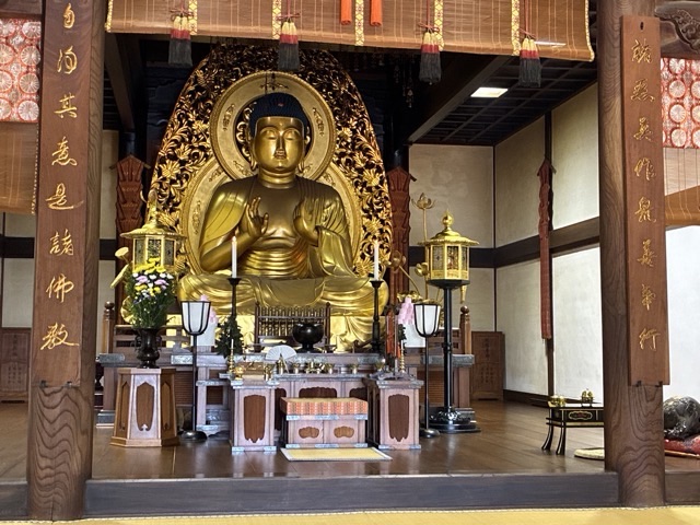 平泉の中尊寺の本堂の釈迦如来坐像