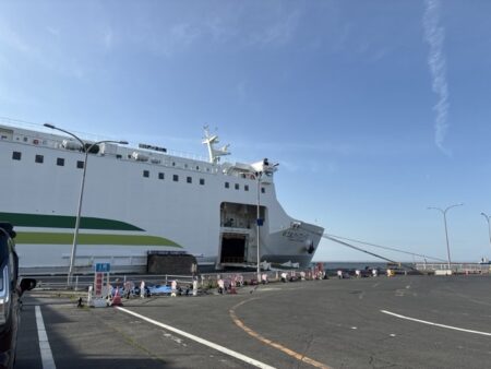 八戸のシルバーフェリーターミナルに停泊中のフェリー