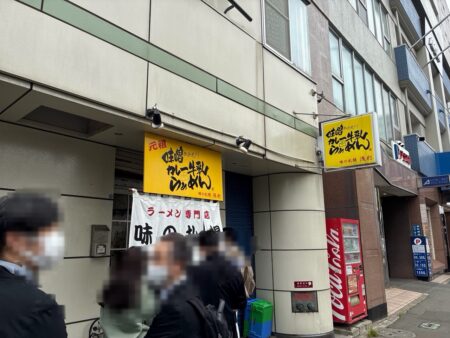 青森の味の札幌浅利の店前に並ぶ行列