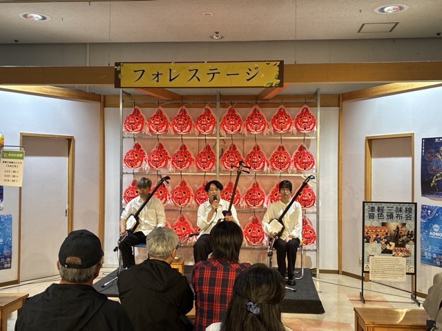 青森県観光物産館アスパムの津軽三味線の演奏