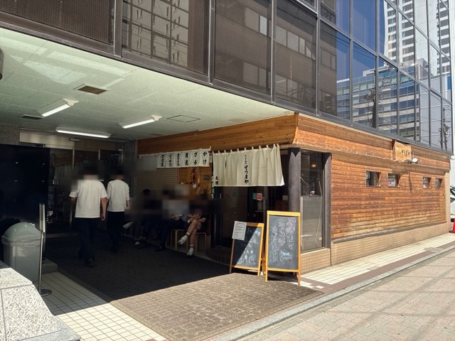 うどんのそうまやの順番を待って座っている人もいる店構え