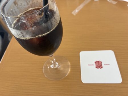 北菓楼本店2階 カフェのアイスコーヒーとコースター