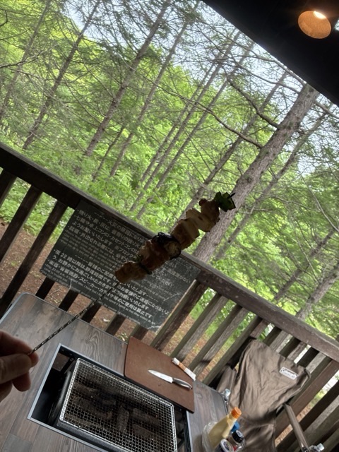 オートリゾート滝野のキャビンSでBBQの焼き上がった串