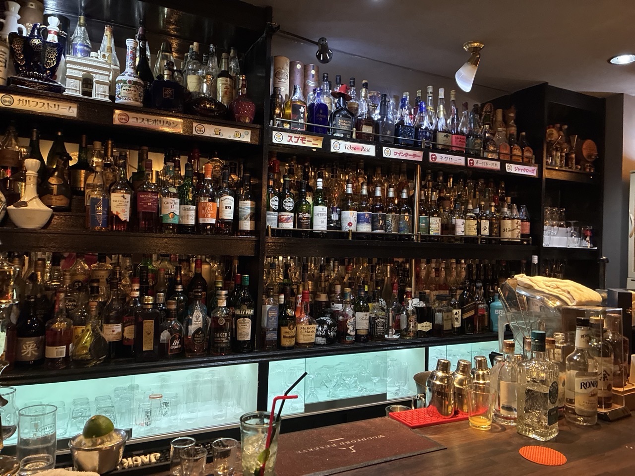 Ber紺野のカウンター越しにお酒の棚